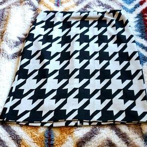 Black and white pattern pencil skirt